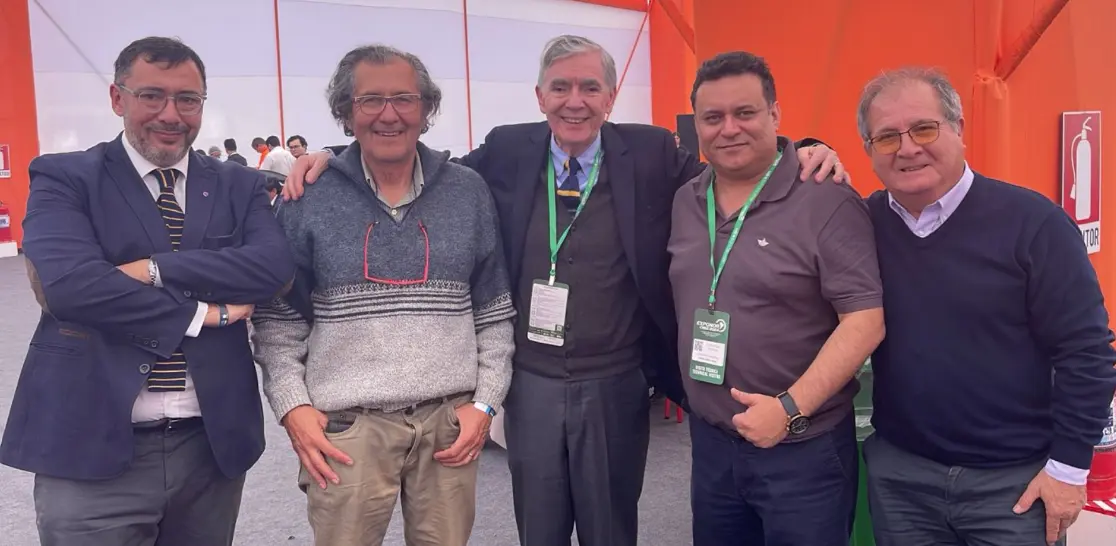 El Dr. Marcos Alfaro, Jorge Clunes, Carlos Vidal y Christian Osorio M., Gerente General de IMSS Group Latam. El Dr. Marcos Alfaro, Jorge Clunes, Carlos Vidal y Christian Osorio M., Gerente General de IMSS Group Latam.
